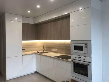 Установлено устройство в нишу кухни, подключено к электросети, проверена работоспособность, обеспечена безопасность эксплуатации, завершены все необходимые настройки.