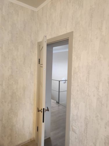 Установлена новая створка, закреплены петли, врезана ручка, отрегулированы замки, выровнена коробка, зафиксированы наличники, обеспечена плавность открывания.