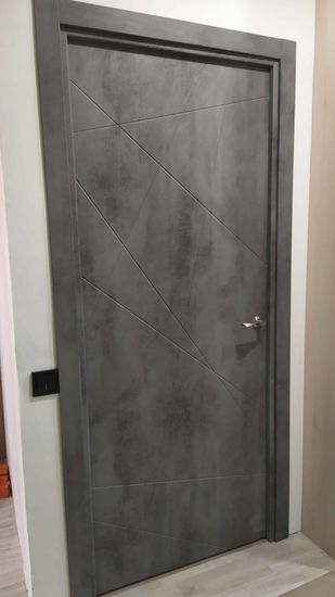 Установлено запорное устройство в деревянную дверь. Выполнено сверление отверстий, монтаж ручки и защелки. Все элементы надежно закреплены, обеспечивая плавное закрытие.