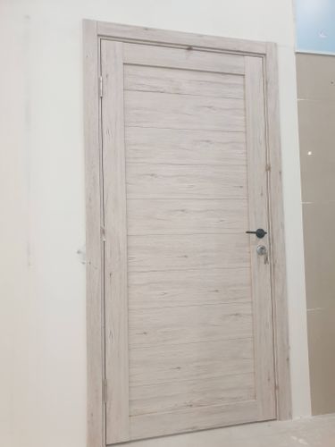 Установлен новый замок в деревянную дверь, выполнены все необходимые отверстия и крепления, обеспечена точная подгонка и надежная фиксация, проверена функциональность механизма.