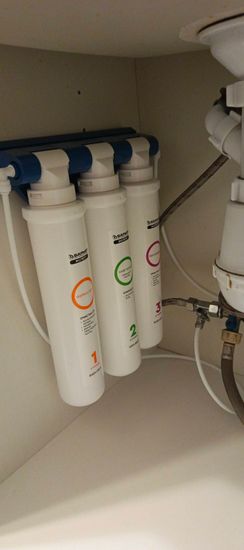 Установка проточного фильтра под мойку