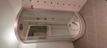 Установлена современная душевая конструкция с функцией гидромассажа. Смонтированы стеклянные панели, поддон и подключены водопроводные коммуникации. Проверена герметичность соединений.