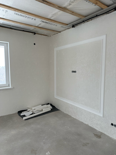 Стены оклеены стеклохолстом, поверхность выровнена, углы обработаны, швы зашпаклеваны. Работы завершены, материалы убраны, комната готова к дальнейшей отделке.