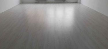 Уложено новое напольное покрытие, ровно и аккуратно. Все стыки подогнаны, поверхность гладкая, без зазоров. Завершена полная замена, обеспечивающая свежий вид помещения.