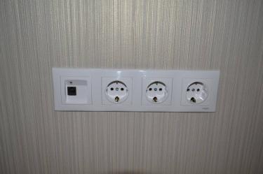 Установлены три электрические розетки на стене, выполнено подключение к сети, обеспечена надежная фиксация и безопасность использования.