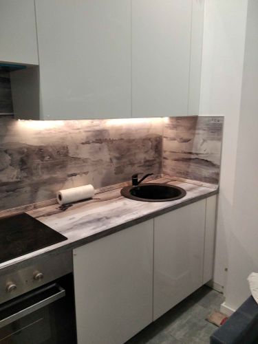 Установлены шкафы, закреплена столешница, подключена мойка, вмонтирована варочная поверхность, выполнен монтаж фартука, установлены ручки, настроены дверцы, подключено освещение.