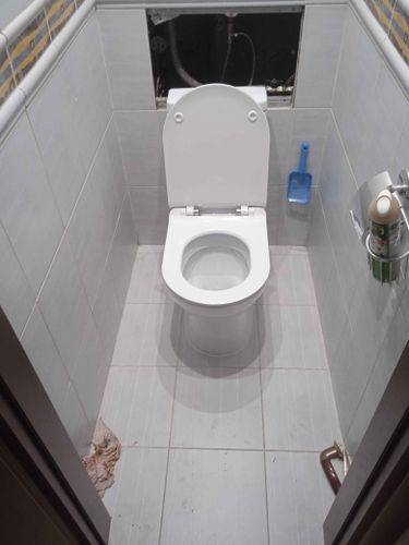 Проведена замена сливного механизма, устранены протечки, установлены новые уплотнители, отрегулирована подача воды, проверена герметичность соединений, очищены поверхности от загрязнений.