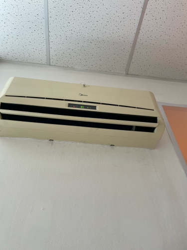 Проведена очистка фильтров, устранение пыли с внутренних элементов, дезинфекция поверхностей, проверка дренажной системы, восстановление работы устройства.