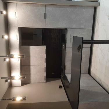 Установлена новая столешница из искусственного камня, точно подогнанная по размерам, с аккуратными швами и вырезами для техники, обеспечивающая современный и стильный вид кухни.