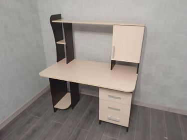 Собран функциональный стол с полками, ящиками и шкафчиком. Установлены все детали, закреплены элементы, проверена устойчивость конструкции.