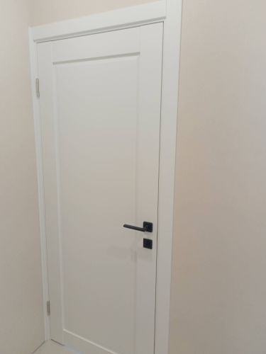 На деревянной створке установлено запорное устройство. Выполнено аккуратное врезание, ручка и накладка закреплены. Все элементы функционируют исправно, конструкция завершена.