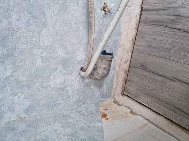 Изображение демонстрирует завершенный процесс восстановления: устранены дефекты, заменены уплотнители, отрегулированы створки, обновлены откосы, улучшена герметизация, обеспечена надежная изоляция.