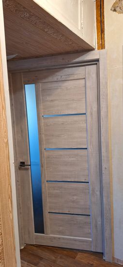 Установлена складная конструкция, закреплены направляющие, произведена регулировка створок, обеспечена плавность движения, добавлены ручки, завершена отделка проема, проверена функциональность.