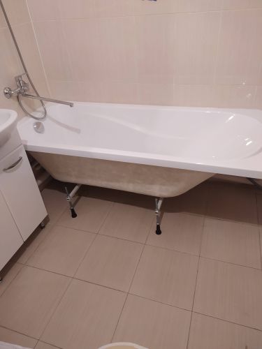 Установлена новая чугунная ванна, подключены коммуникации, проверена герметичность, отрегулированы ножки для устойчивости, выполнена отделка стыков, обеспечена надежная фиксация.