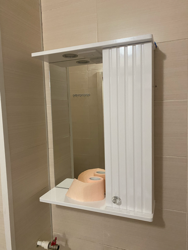 Установлен шкаф с зеркалом на стену в ванной комнате. Закреплены крепежи, проверена устойчивость. Подключено освещение, обеспечена надежность конструкции.