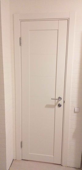 Установлены дополнительные элементы на дверной проем, обеспечивая завершенный вид и плавный переход между стеной и дверью. Все выполнено аккуратно и качественно, без зазоров.