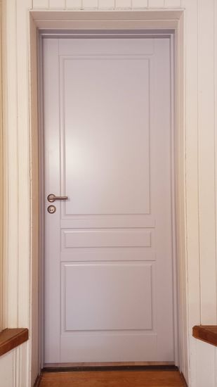 Установлен замок в деревянную дверь. Выполнено сверление, подготовлено отверстие, закреплены ручка и механизм. Проверена работоспособность, обеспечена плавная работа и надежное закрытие.