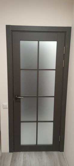 Проведены работы: установка коробки, навешивание полотна, закрепление петель, монтаж ручки, регулировка замка, проверка открывания, герметизация стыков, финишная отделка.