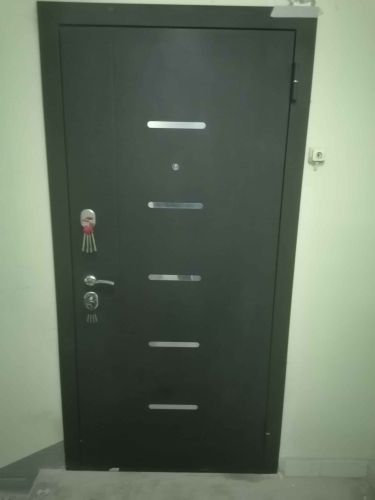 Установлена новая металлическая дверь, отрегулированы петли, заменены замки, улучшена звукоизоляция, обновлены уплотнители, проверена функциональность, устранены дефекты, обеспечена надежность.