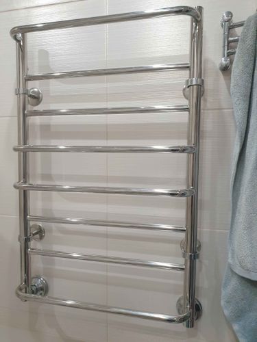 Установлен новый хромированный полотенцесушитель. Проведены работы по демонтажу старого оборудования, монтажу нового устройства и подключению к системе водоснабжения. Проверена герметичность.