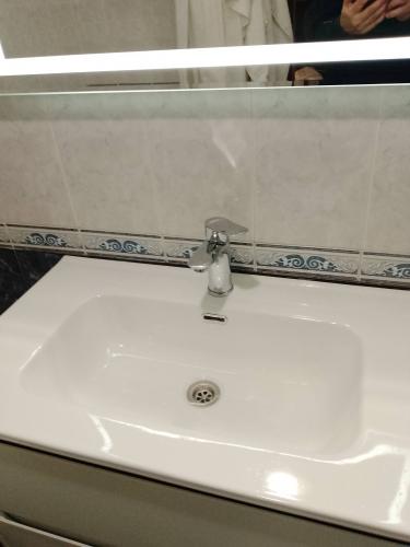 Установка комплекта: Тумба + Раковина + смеситель + зеркало