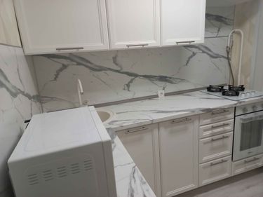 Установлены шкафы, закреплена столешница, подключена техника, смонтирована мойка, выполнена отделка фартука, установлены ручки. Завершена сборка и монтаж кухонного гарнитура.