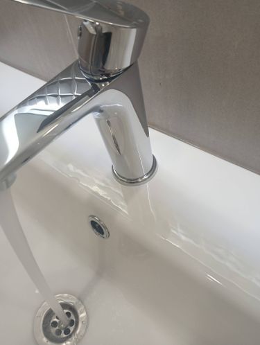 Установка ниппеля для смесителя Установка комплекта: Тумба + Раковина + смеситель + зеркало