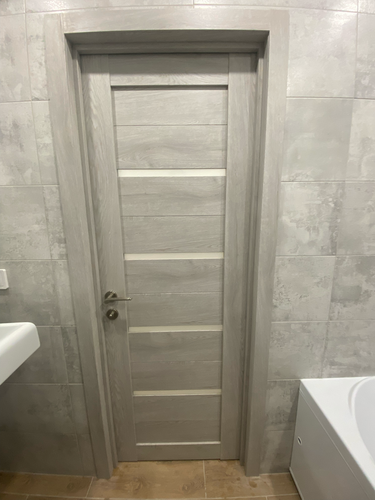 Установлен замок в деревянную дверь: выполнено сверление, подготовлено отверстие, закреплены механизмы, установлены ручки, проверена работоспособность. Все действия завершены аккуратно.