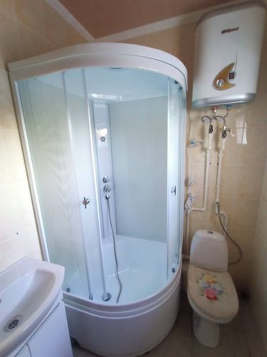 Установлена современная душевая конструкция с гидромассажем, подключены водопроводные и канализационные коммуникации, герметично закреплены панели, проверена функциональность всех режимов.