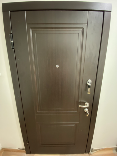 Установлена новая дверь, выполнена подгонка коробки, закреплены петли, врезан замок, отрегулирована фурнитура, проверена работоспособность, обеспечена герметичность и звукоизоляция.