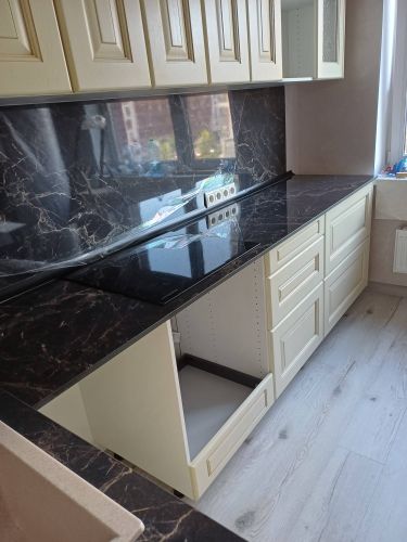 Установлено устройство для переработки остатков пищи под раковиной, подключены все необходимые коммуникации, проверена работоспособность системы, обеспечена герметичность соединений.