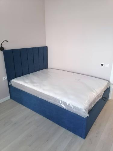 Собрана конструкция, закреплено изголовье, установлены боковины, уложен матрас. Все элементы надежно соединены, обеспечена устойчивость и комфорт. Работа выполнена аккуратно и качественно.