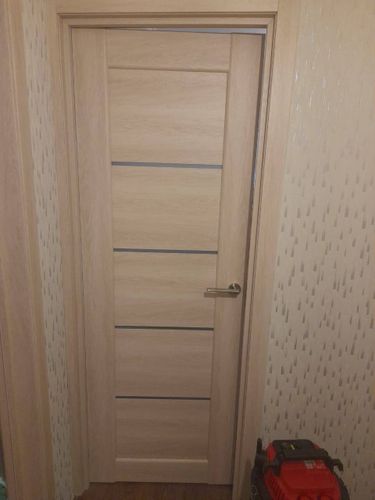 Установлена деревянная створка с фурнитурой, закреплена коробка, отрегулированы петли, добавлены наличники, проверена плавность открывания, завершена отделка проема.