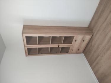 Собрана мебель: установлены полки, закреплены дверцы, прикручены ручки. Все элементы надежно соединены, конструкция устойчива и готова к использованию.