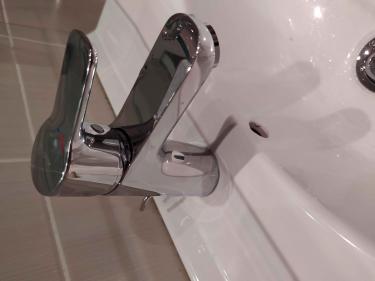 Удаление запорного устройства завершено: аккуратное снятие, отключение от системы, проверка герметичности, подготовка к установке нового элемента. Все действия выполнены качественно и безопасно.