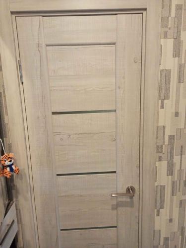 Изображена установленная дверь-гармошка: произведён монтаж полотна, закреплены направляющие, установлены ручки, отрегулированы механизмы, обеспечена плавная работа конструкции.