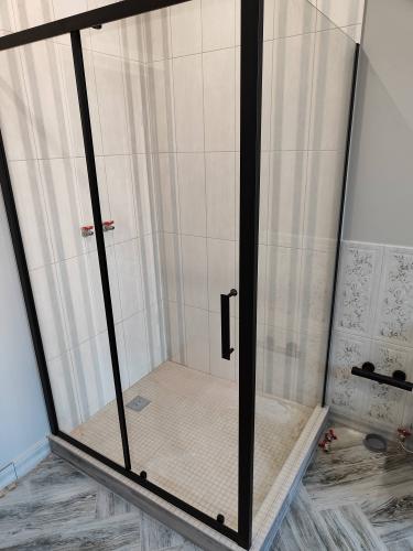 Установлены стеклянные панели, закреплены металлические профили, смонтирован поддон, герметизация швов, проверена устойчивость конструкции, выполнена подводка коммуникаций, проведена финальная проверка.