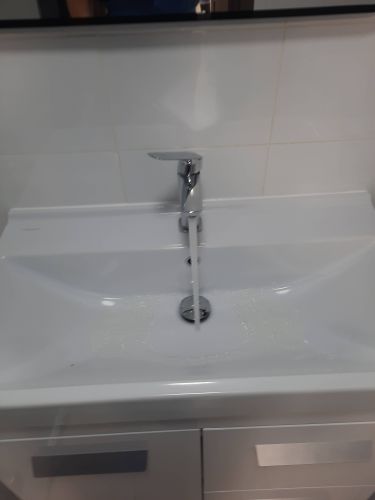 На кухне установлен новый смеситель, подключены водопроводные трубы, проверена герметичность соединений, обеспечена стабильная подача воды, очищено рабочее место.