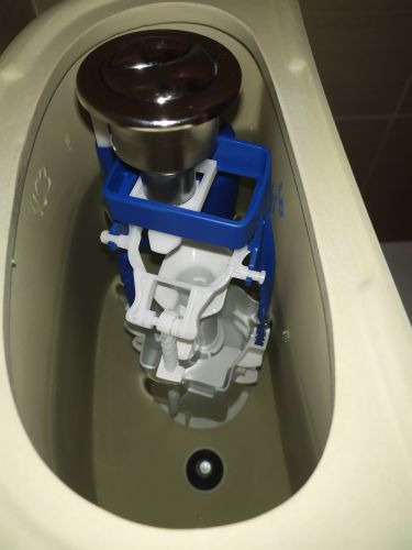 Установлено новое сантехническое оборудование, подключены коммуникации, проверена герметичность соединений, выполнена регулировка сливного механизма, обеспечена функциональность системы.