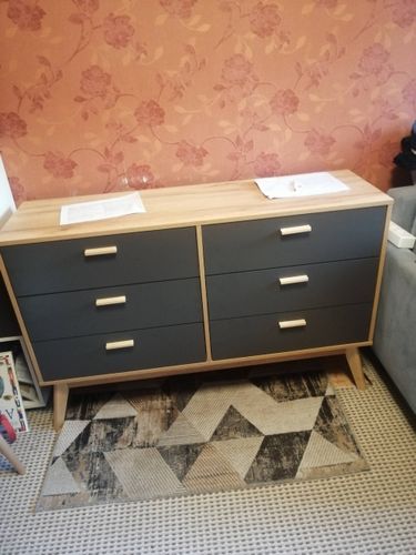 Собран новый предмет мебели: установлены ящики, прикреплены ручки, закреплены ножки, проверена устойчивость. Готовое изделие размещено в интерьере.