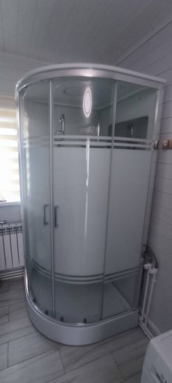 Установлена современная душевая конструкция с гидромассажем. Подключены водопроводные коммуникации, герметично закреплены панели, проверена работа форсунок, обеспечена надежная изоляция.