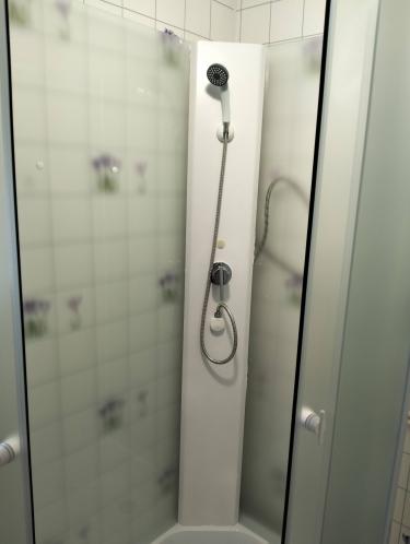 Изображение демонстрирует завершенный процесс снятия смесителя с мойки. Все крепления аккуратно удалены, поверхность очищена от остатков герметика, обеспечена готовность к установке нового оборудования.