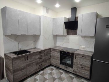 Установлены шкафы, смонтирована столешница, подключена варочная панель, вмонтирована мойка, закреплена вытяжка, подключены розетки, установлена фурнитура, завершена облицовка стен.