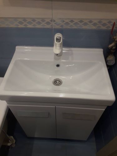 Установлен новый кран на раковину, подключены водопроводные трубы, проверена герметичность соединений, устранены протечки, обеспечена стабильная подача воды, обновлён внешний вид сантехники.