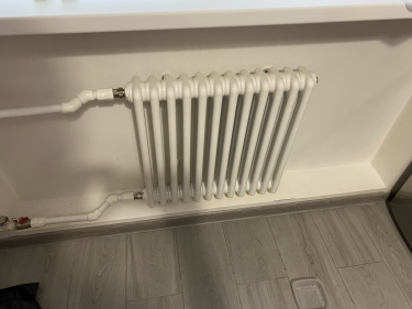 Установлен новый радиатор, подключены трубы, обеспечена герметичность соединений, проверена работоспособность системы, выполнена чистовая отделка стен и пола вокруг прибора.