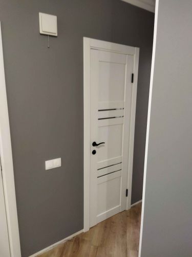 Установлены доборы на внутреннюю дверь. Завершена отделка проема, обеспечена гармония с интерьером. Все элементы подогнаны точно, обеспечивая прочность и эстетичность конструкции.