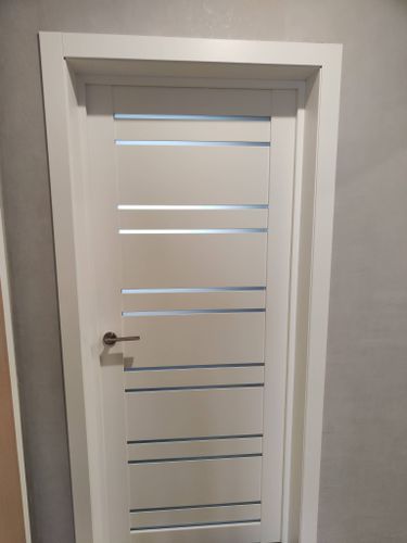 Установлена новая створка, закреплены петли, врезан замок, отрегулирована фурнитура, выровнена рама, зафиксированы наличники, проверена плавность открывания, завершена отделка проема.