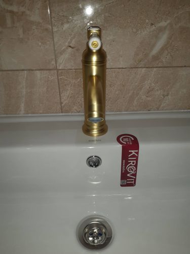 Установлено новое устройство для подачи воды, закреплено на раковине. Подключены все необходимые коммуникации, обеспечена герметичность соединений. Проверена работоспособность.