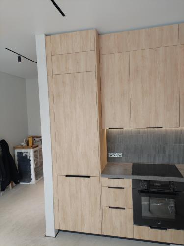 Установка и подключение встраиваемого холодильника Демонтаж встроенного холодильника с сохранением Установка фальшпанели / заглушки