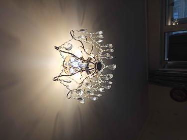 Из потолка аккуратно снята осветительная конструкция, отключены провода, убраны крепления. Все элементы разобраны и подготовлены для дальнейшего использования или утилизации.